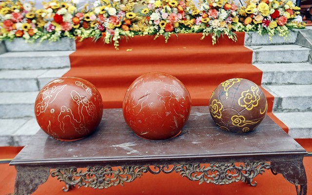 Những quả cầu son được làm từ gỗ mít sơn son thếp vàng với các kích thước phù hợp với phần thi ở các lứa tuổi. Quả cầu 10 kg dành cho lứa tuổi dưới 12 và dưới 17, quả cầu nặng nhất 20 kg dành cho thanh niên trên 18 tuổi. Những quả cầu son được làm từ gỗ mít sơn son thếp vàng với các kích thước phù hợp với phần thi ở các lứa tuổi. Quả cầu 10 kg dành cho lứa tuổi dưới 12 và dưới 17, quả cầu nặng nhất 20 kg dành cho thanh niên trên 18 tuổi.