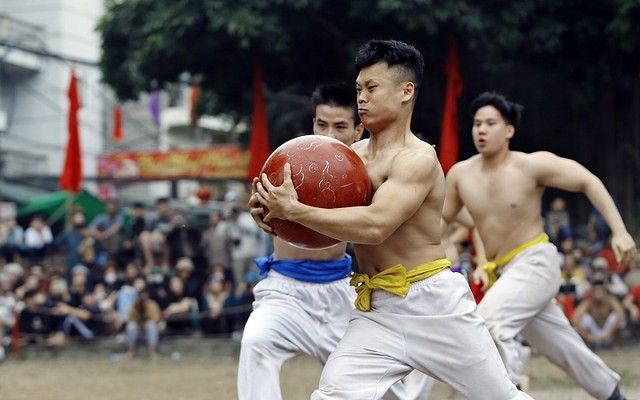 Quả cầu được tiện bằng gỗ mít, đường kính khoảng 35 cm, nặng hơn 20 kg, sơn son thếp vàng Quả cầu được tiện bằng gỗ mít, đường kính khoảng 35 cm, nặng hơn 20 kg, sơn son thếp vàng