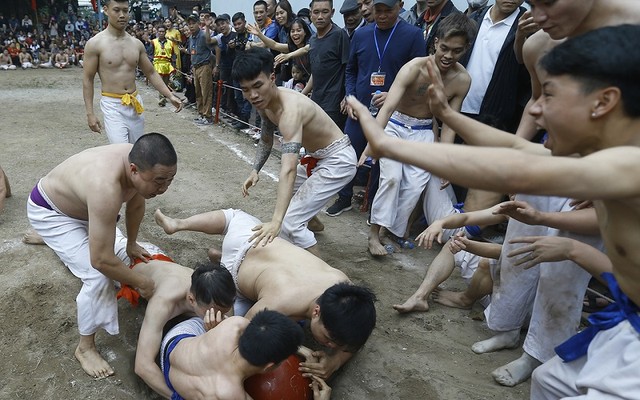 Mỗi lần, đội nào mang được cầu về hố sẽ nhận một giải con, ba lần liên tiếp nhận giải cái. Mỗi lần, đội nào mang được cầu về hố sẽ nhận một giải con, ba lần liên tiếp nhận giải cái.