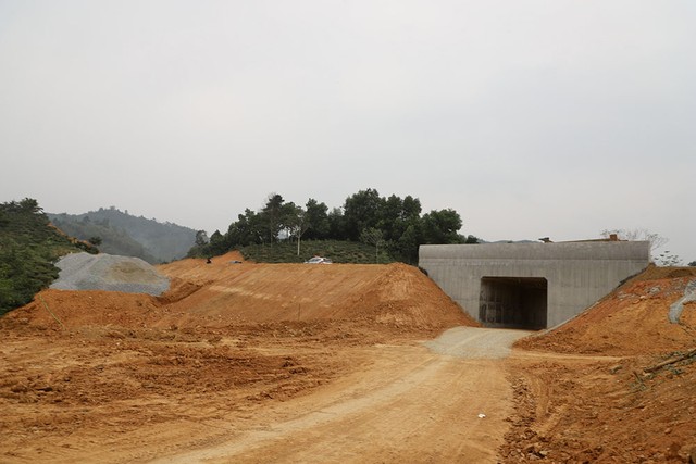 Đến nay, cơ bản nhiều đoạn đã hoàn thành công tác đào, đắp nền đường, hình hài tuyến đường ngày càng thấy rõ. (Ảnh: MPI)