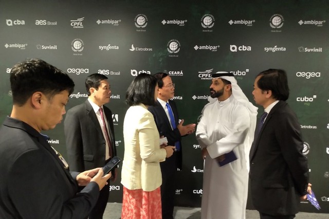 Chủ tịch UBND tỉnh Bình Định gặp gỡ ông Ahmed Bin Sulayem, tỷ phú, Chủ tịch kiêm Tổng giám đốc Tập đoàn DMCC (áo trắng) và mời đến địa phương. Ông Ahmed Bin Sulayem đã nhận lời mời này. Ảnh: IPC Bình Định. Chủ tịch UBND tỉnh Bình Định gặp gỡ ông Ahmed Bin Sulayem, tỷ phú, Chủ tịch kiêm Tổng giám đốc Tập đoàn DMCC (áo trắng) và mời đến địa phương. Ông Ahmed Bin Sulayem đã nhận lời mời này. Ảnh: IPC Bình Định.
