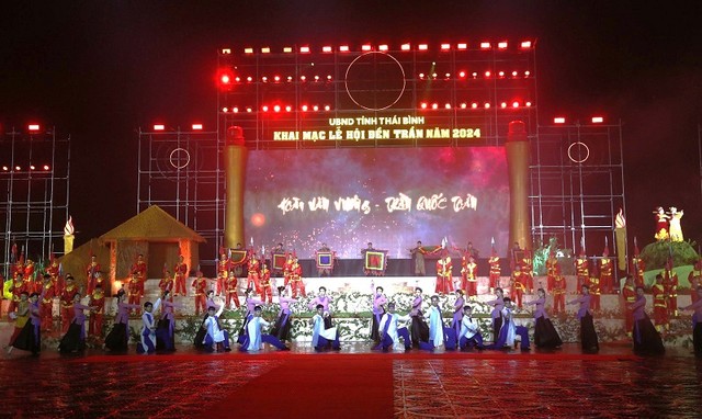 Vở diễn Hùng oanh một cõi trời Nam, tái hiện quá trình phát tích của vương triều Trần. Vở diễn Hùng oanh một cõi trời Nam, tái hiện quá trình phát tích của vương triều Trần.