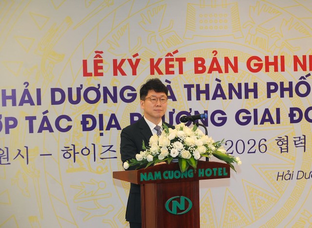 Ông Hwang In Guk, Phó thị trưởng TP. Suwon phát biểu tại lễ ký kết