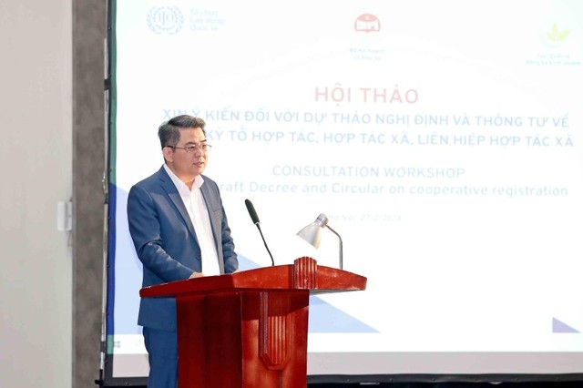 Ông Phùng Quốc Chí, Cục trưởng Cục Quản lý đăng ký kinh doanh (Bộ Kế hoạch và Đầu tư) chia sẻ tại Hội thảo. Ông Phùng Quốc Chí, Cục trưởng Cục Quản lý đăng ký kinh doanh (Bộ Kế hoạch và Đầu tư) chia sẻ tại Hội thảo.