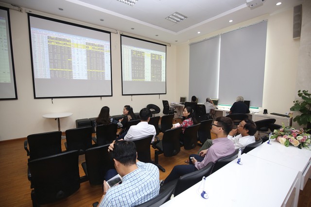 Nhà đầu tư cá nhân chiếm tỷ trọng 99% trong cơ cấu nhà đầu tư, khiến thị trường biến động mạnh Nhà đầu tư cá nhân chiếm tỷ trọng 99% trong cơ cấu nhà đầu tư, khiến thị trường biến động mạnh