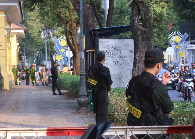 Lực lượng cảnh sát cơ động bảo vệ quanh các tuyến đường của tòa án.