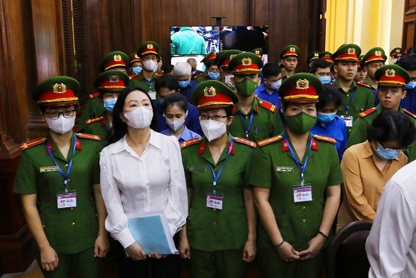 Bà Trương Mỹ Lan bị xét xử các tội tham ô tài sản, đưa hối lộ và vi phạm quy định về cho vay trong hoạt động của các tổ chức tín dụng. Bà Trương Mỹ Lan bị xét xử các tội tham ô tài sản, đưa hối lộ và vi phạm quy định về cho vay trong hoạt động của các tổ chức tín dụng.