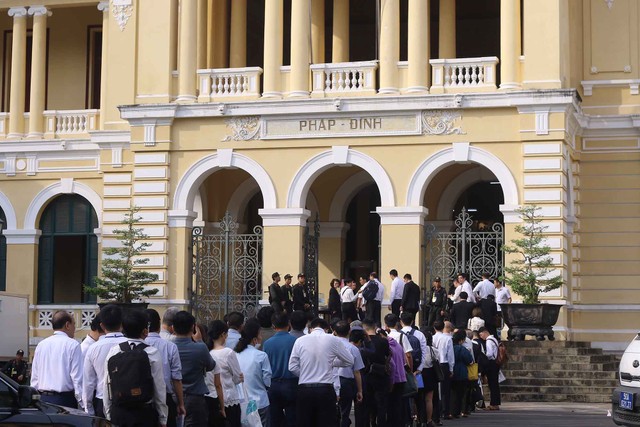 Các luật sư và những người có nhiệm vụ làm thủ tục kiểm tra an ninh.