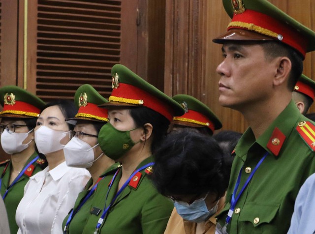 Bị cáo Đỗ Thanh Nhàn, cựu Cục trưởng Cục Thanh tra, giám sát ngân hàng II (cục II) thuộc Ngân hàng Nhà nước bị cáo buộc nhận 5,2 triệu USD của bà Trương Mỹ Lan cúi gằm mặt.