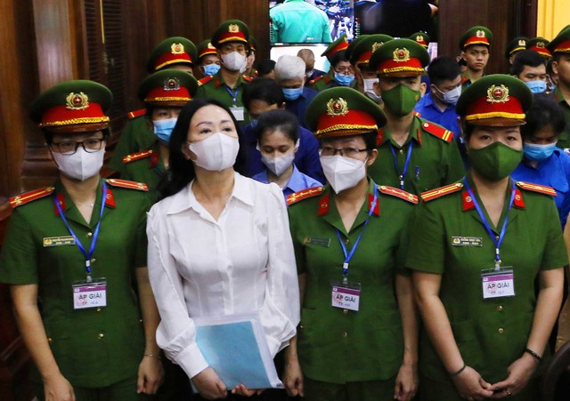 Bà Trương Mỹ Lan được áp giải tới tòa.