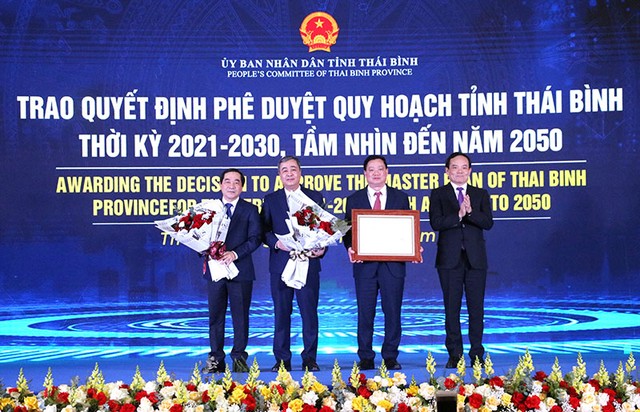 Phó thủ tướng Trần Lưu Quang trao Quyết định phê duyệt Quy hoạch tỉnh Thái Bình thời kỳ 2021 - 2030, tầm nhìn 2050 cho lãnh đạo tỉnh Thái Bình. Ảnh: Phương Liên