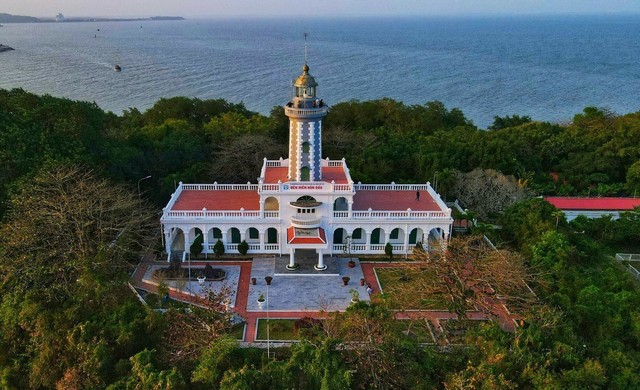 Hải đăng đảo Dấu có chiều cao 63,5 m so với mực nước biển, được thiết kế theo hai phần chính gồm tòa trưng bày và tháp đèn Hải đăng đảo Dấu có chiều cao 63,5 m so với mực nước biển, được thiết kế theo hai phần chính gồm tòa trưng bày và tháp đèn