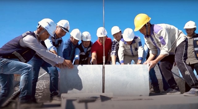 Viên đá số 6,688 được ghép với niềm vui vỡ oà. Ảnh: Sun World Ba Den Mountain Viên đá số 6,688 được ghép với niềm vui vỡ oà. Ảnh: Sun World Ba Den Mountain