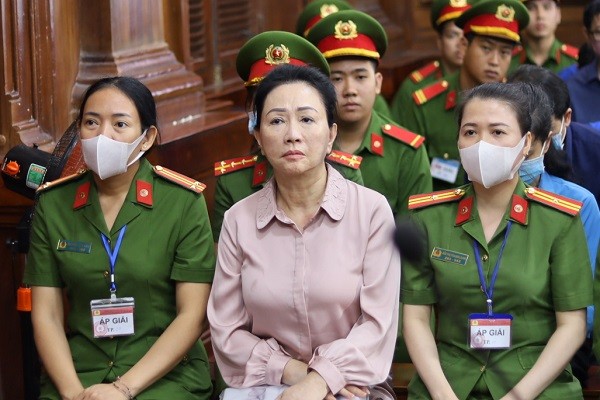 Bị cáo Trương Mỹ Lan tiếp tục khẳng định, bản thân không giữ chức vụ gì tại Ngân hàng SCB và không tham gia điều hành ngân hàng này