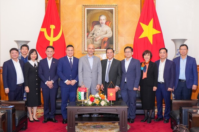 Ông Nguyễn Văn Tùng, Chủ tịch UBND TP. Hải Phòng và ngài Bader Abdulla Almatrooshi, Đại sứ đặc mệnh toàn quyền Các tiểu vương quốc Ả rập thống nhất (UAE) tại Việt Nam cùng các đại biểu. Ông Nguyễn Văn Tùng, Chủ tịch UBND TP. Hải Phòng và ngài Bader Abdulla Almatrooshi, Đại sứ đặc mệnh toàn quyền Các tiểu vương quốc Ả rập thống nhất (UAE) tại Việt Nam cùng các đại biểu.