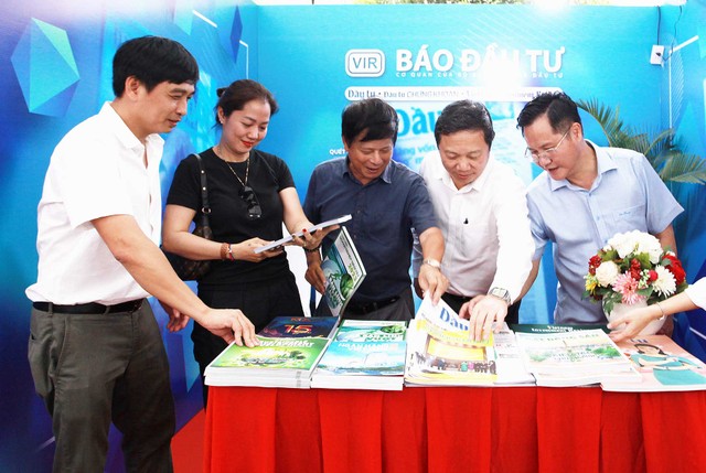 Ông Nguyễn Hồng ( phải) Phó tổng biên tập Báo Đầu tư giới thiệu các ấn phẩm tới ông Dương Anh Đức, Phó chủ tịch UBND TP.HCM và ông Trần Trọng Dũng, Phó chủ tịch Hội Nhà báo Việt Nam phụ trách phía Nam. Ông Nguyễn Hồng ( phải) Phó tổng biên tập Báo Đầu tư giới thiệu các ấn phẩm tới ông Dương Anh Đức, Phó chủ tịch UBND TP.HCM và ông Trần Trọng Dũng, Phó chủ tịch Hội Nhà báo Việt Nam phụ trách phía Nam.