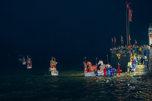 Độc đáo nghi thức thả thuyền giấy trên biển tại Lễ hội đảo Dấu