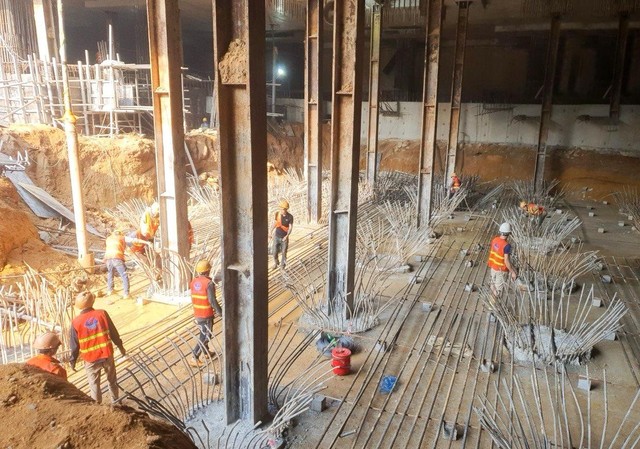 Công tác lắp dựng đài móng hầm tầng 3 để chuẩn bị đổ bê tông đang được triển khai khẩn trương. Công tác lắp dựng đài móng hầm tầng 3 để chuẩn bị đổ bê tông đang được triển khai khẩn trương.