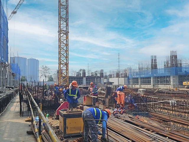 Tòa S1 hiện đang được đẩy mạnh thi công cột vách, dầm sàn tầng 2. Tòa S1 hiện đang được đẩy mạnh thi công cột vách, dầm sàn tầng 2.