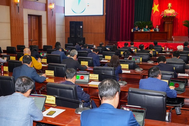 Các đại biểu biểu quyết tại Kỳ họp. Các đại biểu biểu quyết tại Kỳ họp.