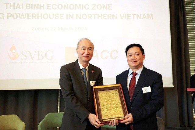 Chủ tịch UBND tỉnh Thái Bình tặng quà lưu niệm đại diện Đại sứ quán Việt Nam tại Thụy Sĩ. Chủ tịch UBND tỉnh Thái Bình tặng quà lưu niệm đại diện Đại sứ quán Việt Nam tại Thụy Sĩ.