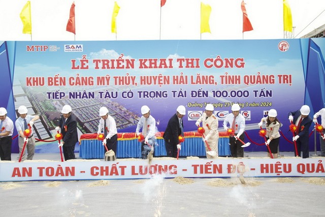 Các đại biểu thực hiện nghi thức bắt đầu triển khai dự án. Các đại biểu thực hiện nghi thức bắt đầu triển khai dự án.