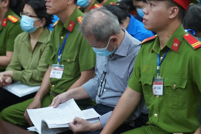 Bị cáo xem lại Cáo trạng và hồ sơ trước giờ xét xử. Bị cáo xem lại Cáo trạng và hồ sơ trước giờ xét xử.