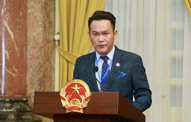 Tại buổi gặp, Chủ tịch Hội Doanh nhân trẻ Việt Nam Đặng Hồng Anh báo cáo về tổ chức và hoạt động của Hội Doanh nhân trẻ Việt Nam qua hơn 30 năm hình thành và phát triển; đồng thời đã kiến nghị, đề xuất một số ý kiến nhằm tiếp tục tháo gỡ khó khăn, vướng mắc trong sản xuất kinh doanh, đẩy mạnh môi trường đầu tư kinh doanh thuận lợi nhất cho doanh nghiệp phát triển. Tại buổi gặp, Chủ tịch Hội Doanh nhân trẻ Việt Nam Đặng Hồng Anh báo cáo về tổ chức và hoạt động của Hội Doanh nhân trẻ Việt Nam qua hơn 30 năm hình thành và phát triển; đồng thời đã kiến nghị, đề xuất một số ý kiến nhằm tiếp tục tháo gỡ khó khăn, vướng mắc trong sản xuất kinh doanh, đẩy mạnh môi trường đầu tư kinh doanh thuận lợi nhất cho doanh nghiệp phát triển.