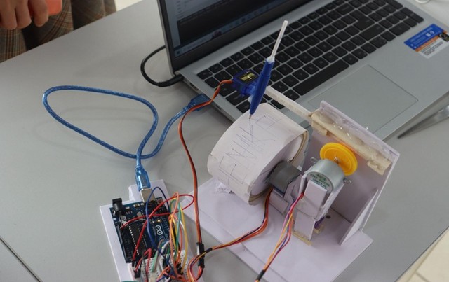 Sản phẩm “Máy vẽ băng dính” sử dụng Arduino điều khiển động cơ bước và động cơ Servo được chế tạo bởi học sinh Phenikaa School