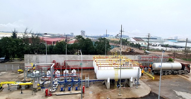 Chuyến xe bồn LPG đầu tiên được đưa vào tiếp nhận khí thành công Chuyến xe bồn LPG đầu tiên được đưa vào tiếp nhận khí thành công