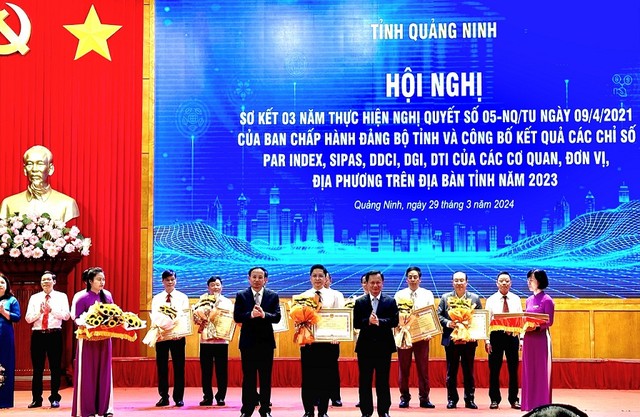 Ông Nguyễn Xuân Ký, Bí thư Tỉnh ủy Quảng Ninh tặng bằng khen cho các đơn vị có thành tích xuất sắc trên địa bàn tỉnh. Ông Nguyễn Xuân Ký, Bí thư Tỉnh ủy Quảng Ninh tặng bằng khen cho các đơn vị có thành tích xuất sắc trên địa bàn tỉnh.