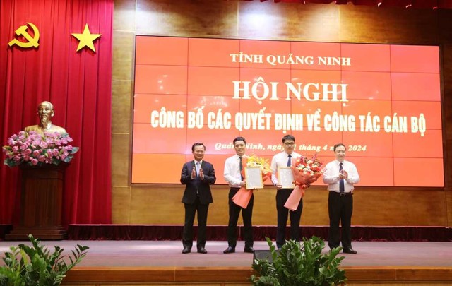 Ông Cao Tường Huy, Chủ tịch UBND tỉnh Quảng Ninh; ông Đặng Xuân Phương, Phó Bí thư Tỉnh ủy Quảng Ninh trao quyết định và chúc mừng ông Phạm Thành Trung, Phó Giám đốc Sở Xây dựng; ông Bùi Tuấn Anh, Phó Giám đốc Sở Kế hoạch và Đầu tư. Nguồn: Quảng Ninh Portal. Ông Cao Tường Huy, Chủ tịch UBND tỉnh Quảng Ninh; ông Đặng Xuân Phương, Phó Bí thư Tỉnh ủy Quảng Ninh trao quyết định và chúc mừng ông Phạm Thành Trung, Phó Giám đốc Sở Xây dựng; ông Bùi Tuấn Anh, Phó Giám đốc Sở Kế hoạch và Đầu tư. Nguồn: Quảng Ninh Portal.