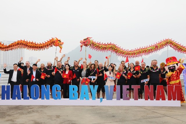 Thủy thủ của Clipper Race rất ấn tượng với cảnh đẹp và sự đón tiếp chu đáo của Quảng Ninh. Ảnh: Đỗ Phương