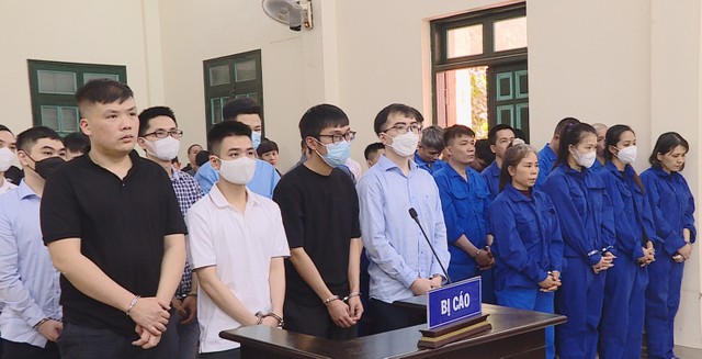 Bị cáo Nguyễn Minh Thành (áo đen bên trái) và các đồng phạm.