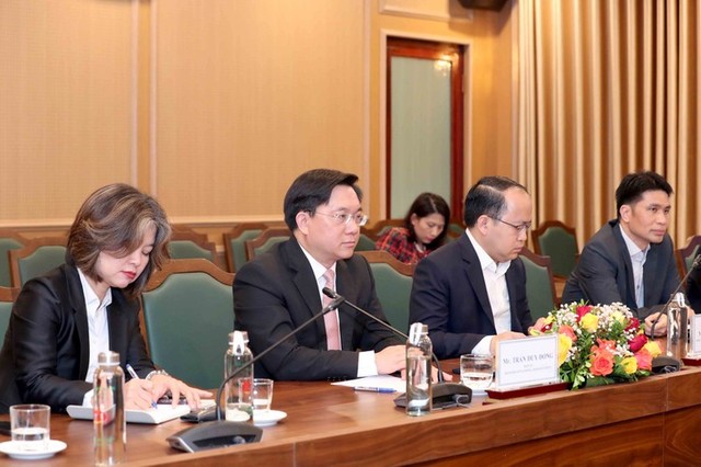 Thứ trưởng Trần Duy Đông đánh giá cao ủng hộ của phái đoàn đối với sự hợp tác, phát triển quan hệ song phương. (Ảnh: NIC) Thứ trưởng Trần Duy Đông đánh giá cao ủng hộ của phái đoàn đối với sự hợp tác, phát triển quan hệ song phương. (Ảnh: NIC)