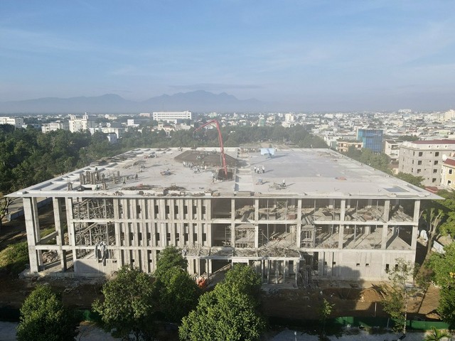 Dự án Trung tâm Hội nghị và Triển lãm tỉnh Quảng Ngãi đang thi công vượt tiến độ. Dự án Trung tâm Hội nghị và Triển lãm tỉnh Quảng Ngãi đang thi công vượt tiến độ.