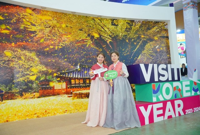 Du khách trải nghiệm mặc trang phục truyền thống Hàn Quốc tại gian hàng KTO. Du khách trải nghiệm mặc trang phục truyền thống Hàn Quốc tại gian hàng KTO.