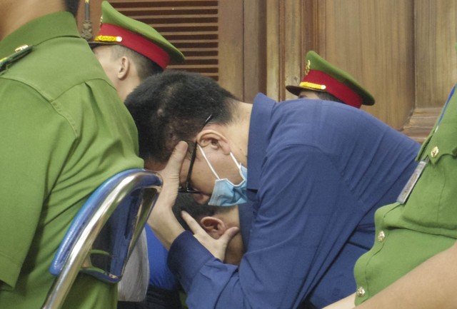 Các bị cáo cúi đầu trước phiên tòa. Các bị cáo cúi đầu trước phiên tòa.