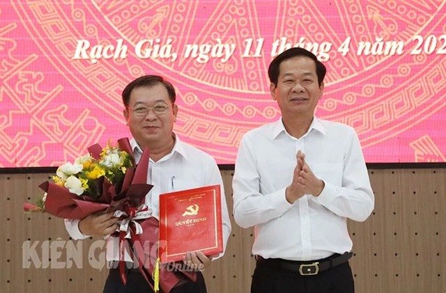 Bí thư Tỉnh ủy Kiên Giang Đỗ Thanh Bình trao quyết định, tặng hoa chúc mừng ông Lê Thanh Việt. Nguồn: baokiengiang.vn Bí thư Tỉnh ủy Kiên Giang Đỗ Thanh Bình trao quyết định, tặng hoa chúc mừng ông Lê Thanh Việt. Nguồn: baokiengiang.vn