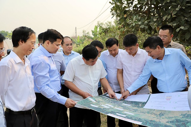 Bộ trưởng Nguyễn Chí Dũng và đoàn công tác của Bộ Kế hoạch và Đầu tư khảo sát dự án đường giao thông kết nối các khu vực kinh tế trọng điểm của vùng kinh tế động lực dọc trục quốc lộ 279 và quốc lộ 12 tỉnh Điện Biên. (Ảnh: MPI)