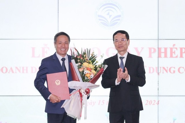 Bộ trưởng Nguyễn Mạnh Hùng trao giấy phép cho ông Tô Dũng Thái, Chủ tịch VNPT. Bộ trưởng Nguyễn Mạnh Hùng trao giấy phép cho ông Tô Dũng Thái, Chủ tịch VNPT.