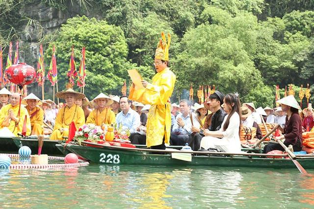 Các đại biểu thực hiện nghi thức rước nước tại Lễ hội Tràng An.