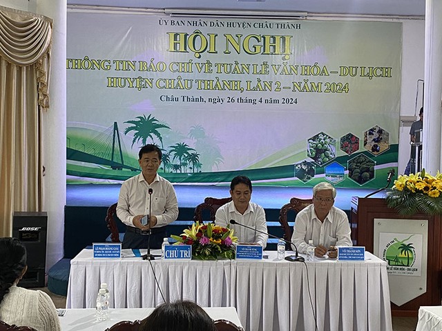 Ông Lê Phạm Hoàng Giàu, Trưởng phòng Thông tin - Báo chí - Xuất bản, Sở Thông tin và Truyền thông Bến Tre phát biểu tại buổi Họp báo Ông Lê Phạm Hoàng Giàu, Trưởng phòng Thông tin - Báo chí - Xuất bản, Sở Thông tin và Truyền thông Bến Tre phát biểu tại buổi Họp báo