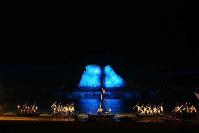 Với các màn biểu diễn nghệ thuật thực cảnh, biểu diễn diễu hành kết hợp hài hoà giữa trên bãi cát và trên biển đã làm nổi bật giá trị lịch sử, văn hóa của Quảng Ninh nói chung và vịnh Hạ Long nói riêng. Ảnh: Quảng Ninh Portal. Với các màn biểu diễn nghệ thuật thực cảnh, biểu diễn diễu hành kết hợp hài hoà giữa trên bãi cát và trên biển đã làm nổi bật giá trị lịch sử, văn hóa của Quảng Ninh nói chung và vịnh Hạ Long nói riêng. Ảnh: Quảng Ninh Portal.