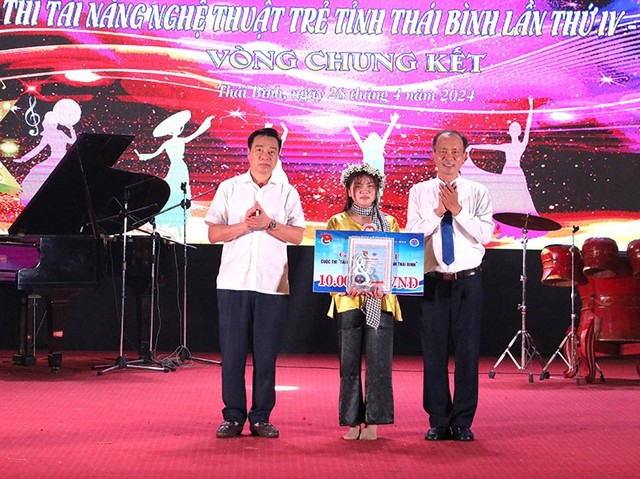 Lãnh đạo tỉnh Thái Bình trao giải Nhất cho thí sinh Lưu Thùy Dương