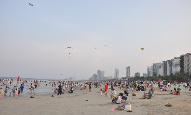 Bãi biển Đà Nẵng vẫn là điểm đến thu hút nhiều du khách.