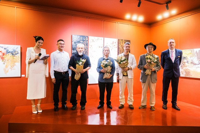 Họa sĩ Trần Nhật Thăng (thứ 3 từ phải sang) cùng những người đồng hành đặc biệt tại buổi khai trương triển lãm, cha anh - đạo diễn, NSND Trần Văn Thủy (thứ 2 từ phải sang), nhà phê bình nghệ thuật Phan Cẩm Thượng (thứ 3 từ trái sang) và họa sĩ Lương Xuân Đoàn - Chủ tịch Hội mỹ thuật Việt Nam (chính giữa).