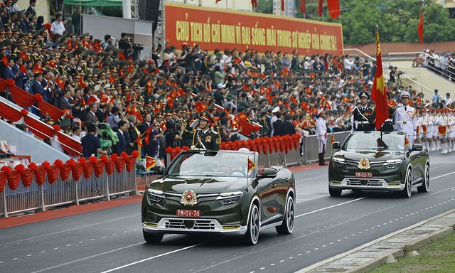 Xe Chỉ huy, xe Tổ Quân kỳ toàn quân.