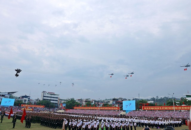 Đội hình diễu binh, diễu hành trong Lễ Kỷ niệm trọng thể hôm nay tái hiện khí thế hào hùng của Chiến thắng Điện Biên Phủ lừng lẫy năm châu, chấn động địa cầu.