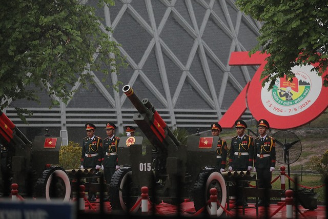 Chương trình Lễ diễu binh, diễu hành bắt đầu bằng 21 loạt pháo trên nền Quốc thiều Nước Cộng hòa Xã hội Chủ nghĩa Việt Nam.